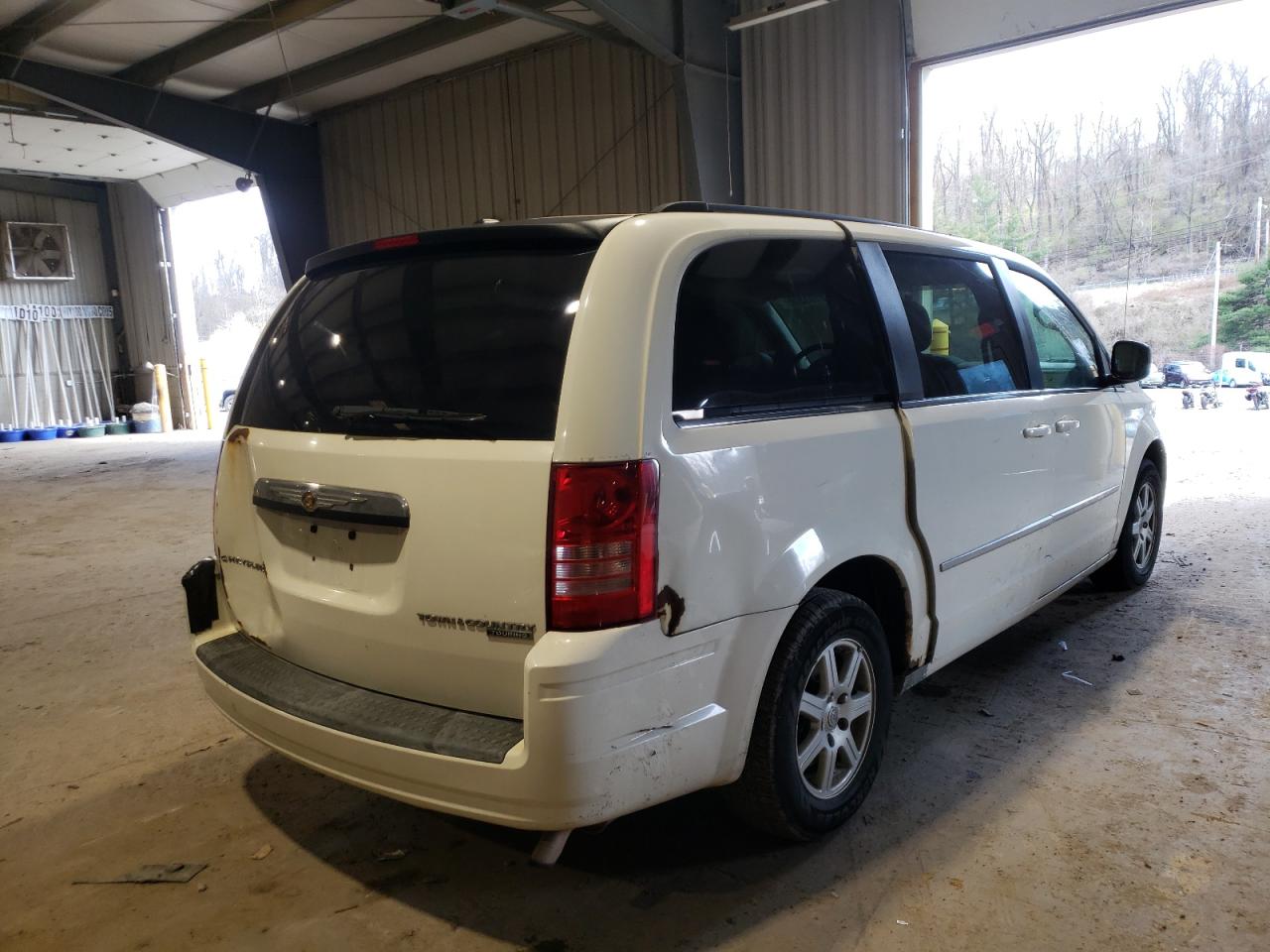 Photo 4 from auction – 2010 CHRYSLER TOWN & COU with VIN 2A4RR5D1XAR421321