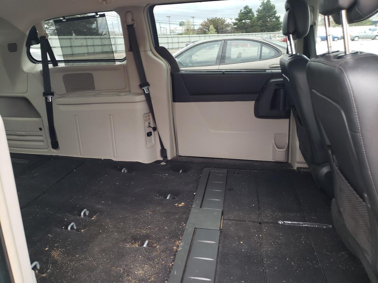 Photo 6 from auction – 2010 CHRYSLER TOWN & COU with VIN 2A4RR8DX5AR392638