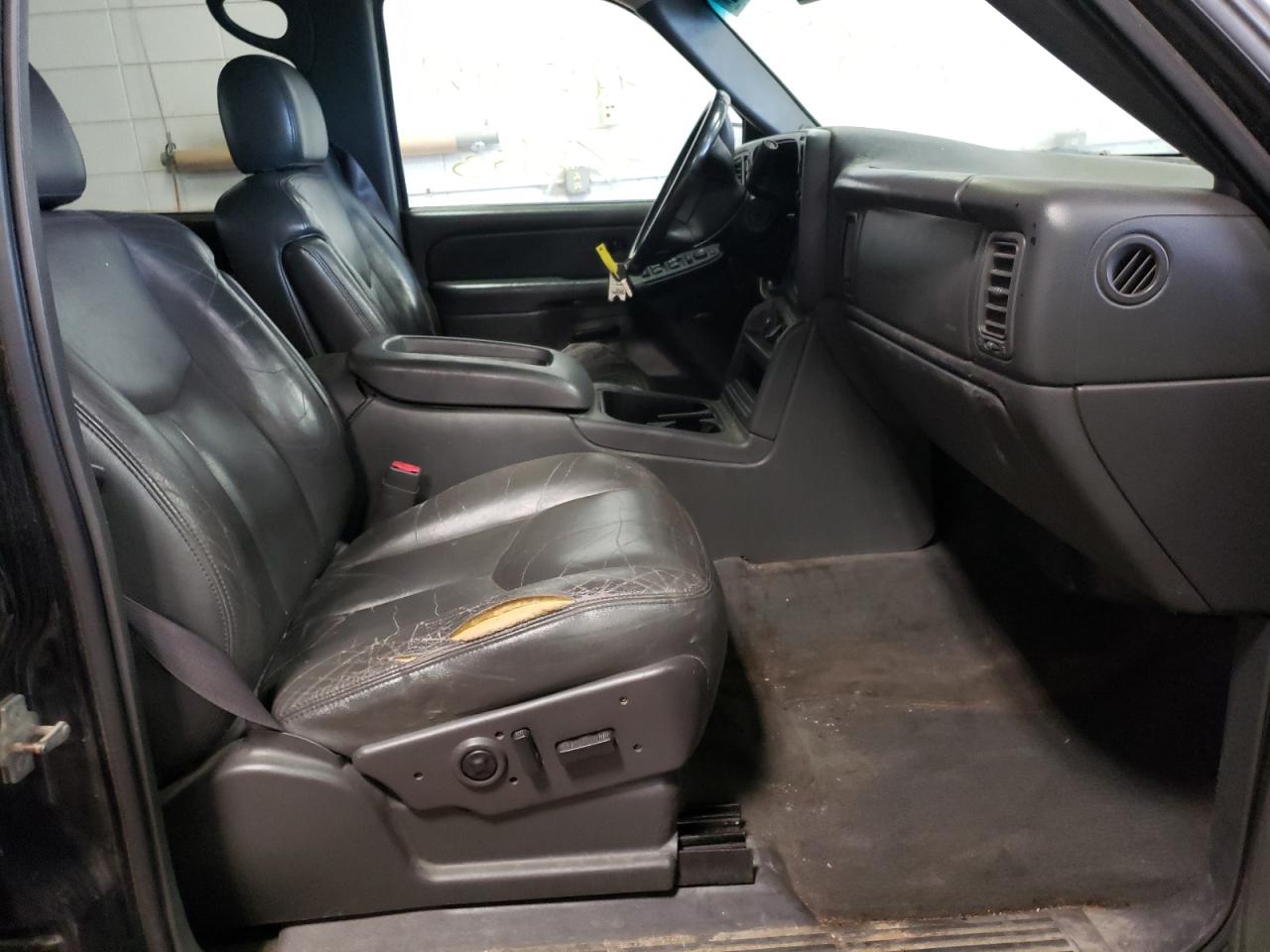 Photo 5 from auction – 2004 CHEVROLET AVALANCHE with VIN 3GNEK12T64G241552