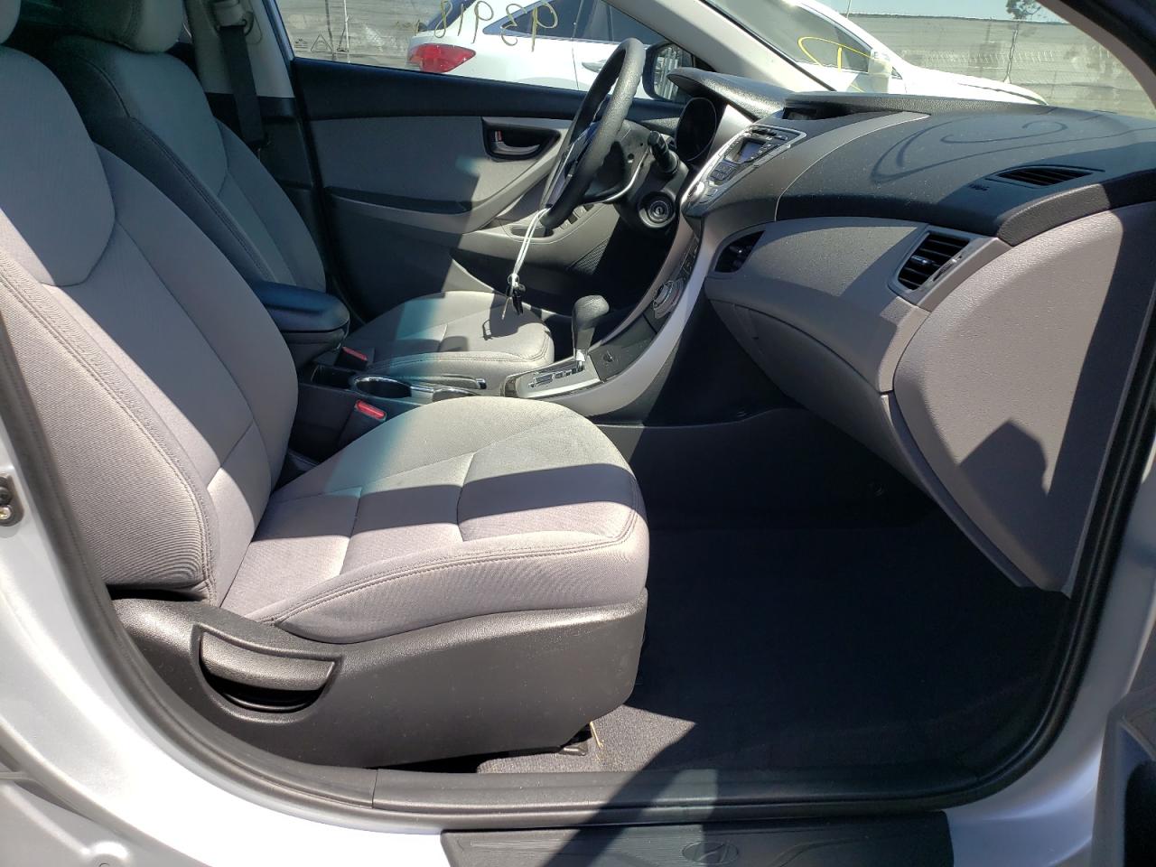 Photo 5 from auction – 2012 HYUNDAI ELANTRA GL with VIN 5NPDH4AE0CH073498