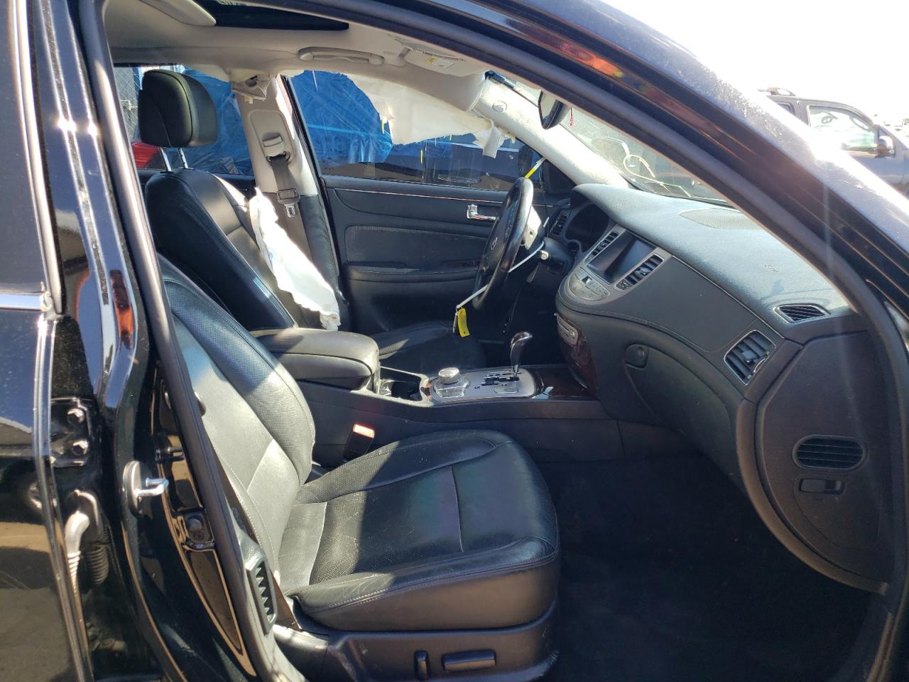 Photo 5 from auction – 2011 HYUNDAI GENESIS 3. with VIN KMHGC4DE0BU120830