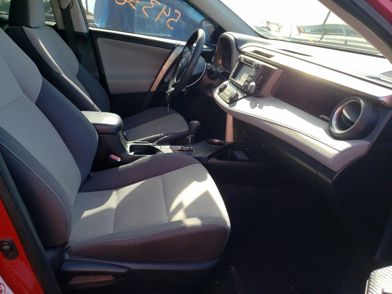 Photo 5 from auction – 2015 TOYOTA RAV4 XLE with VIN JTMWFREV1FD052269