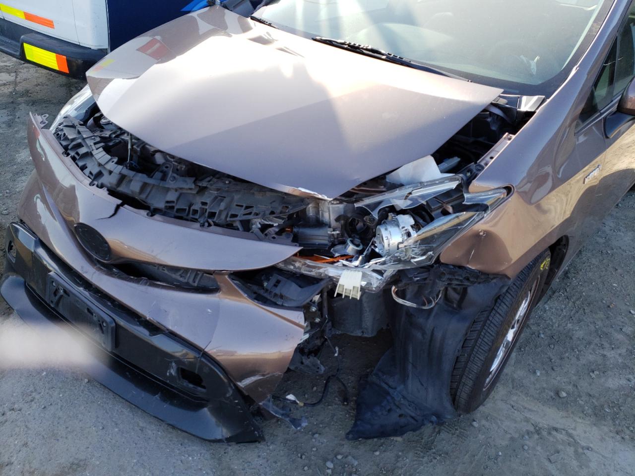 Photo 9 from auction – 2015 TOYOTA PRIUS V with VIN JTDZN3EU4FJ031082
