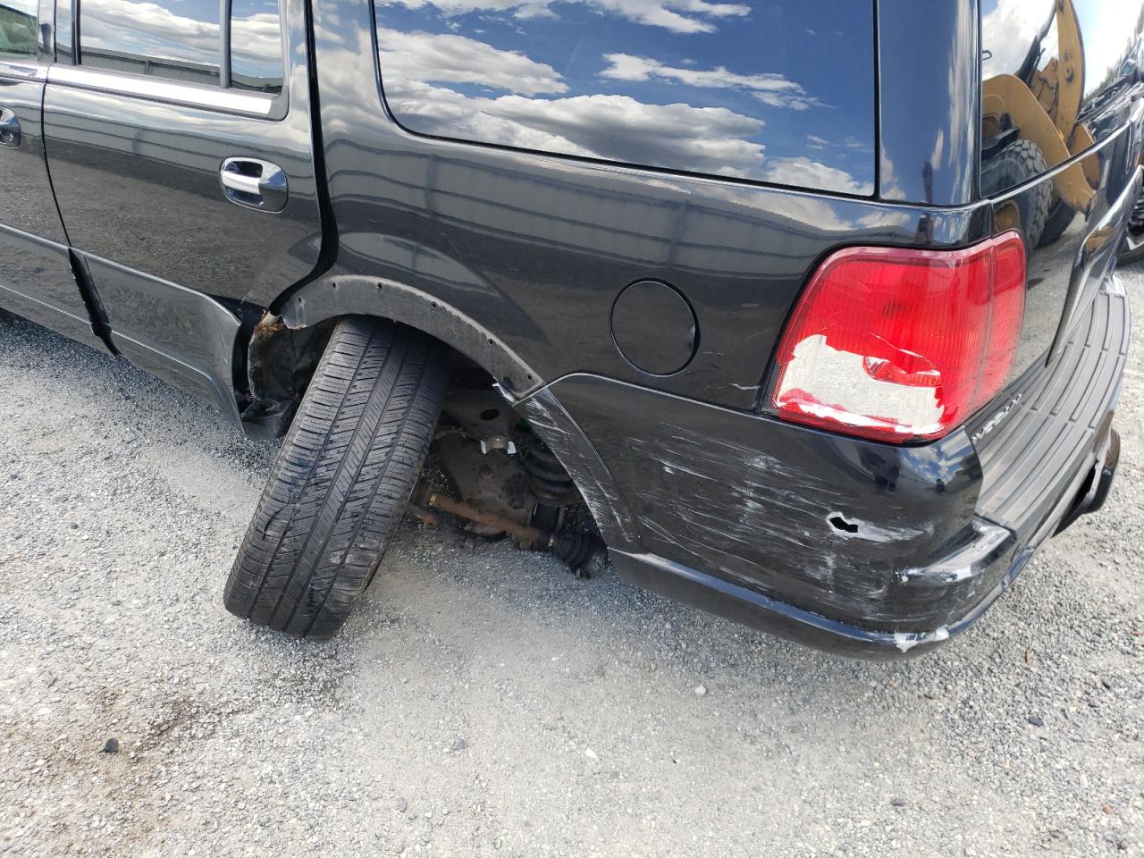 Photo 9 from auction – 2004 LINCOLN NAVIGATOR with VIN 5LMFU28R64LJ31850