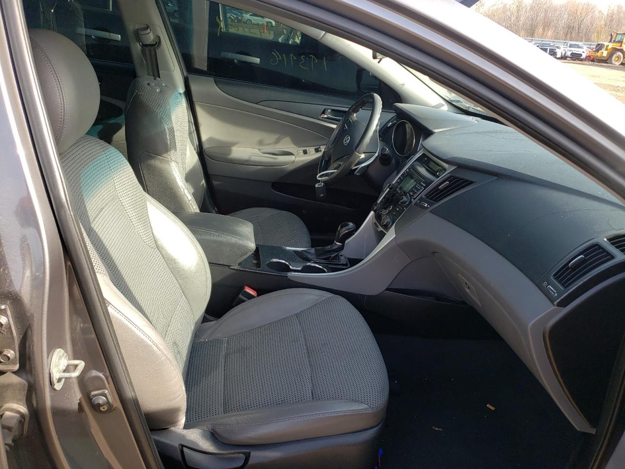 Photo 5 from auction – 2011 HYUNDAI SONATA SE with VIN 5NPEC4AC6BH037606