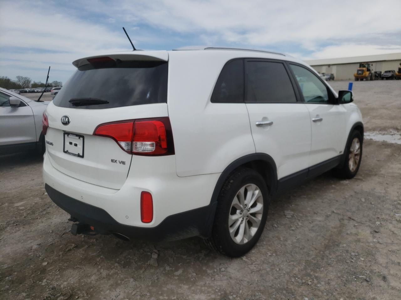 Photo 4 from auction – 2015 KIA SORENTO EX with VIN 5XYKUDA79FG600924
