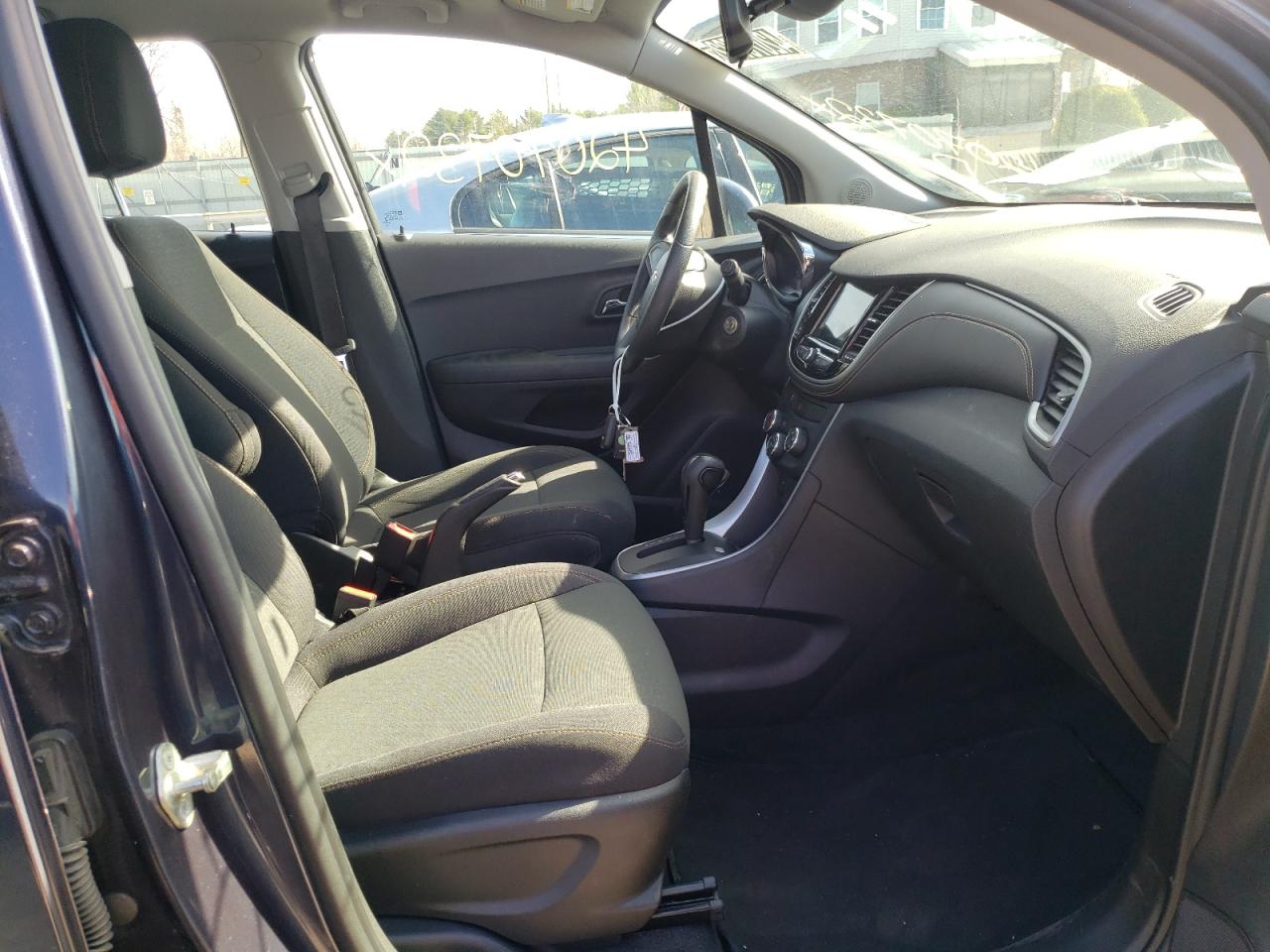 Photo 5 from auction – 2018 CHEVROLET TRAX LS with VIN 3GNCJKSB9JL383937