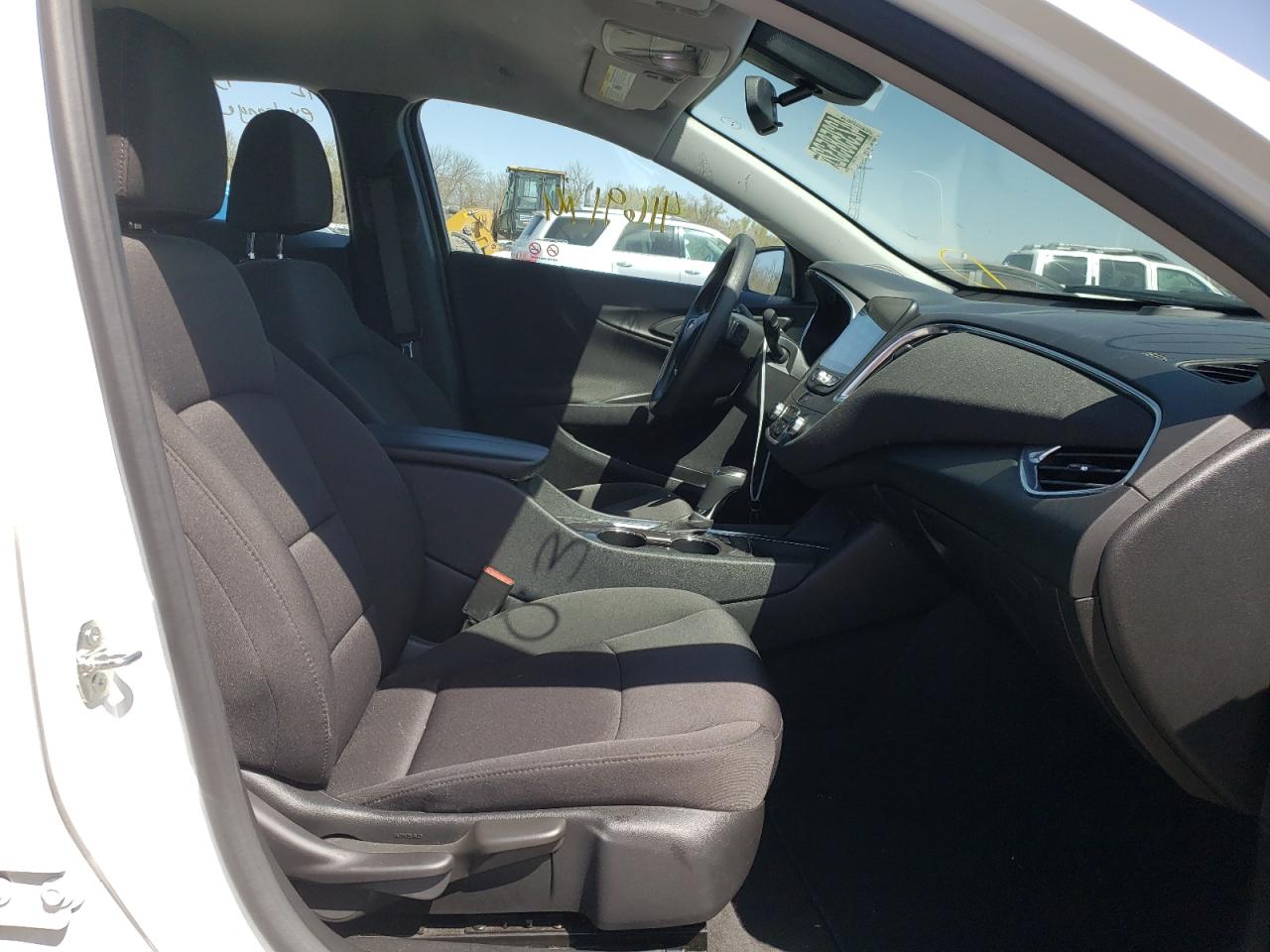 Photo 5 from auction – 2020 CHEVROLET MALIBU LT with VIN 1G1ZD5ST0LF093189