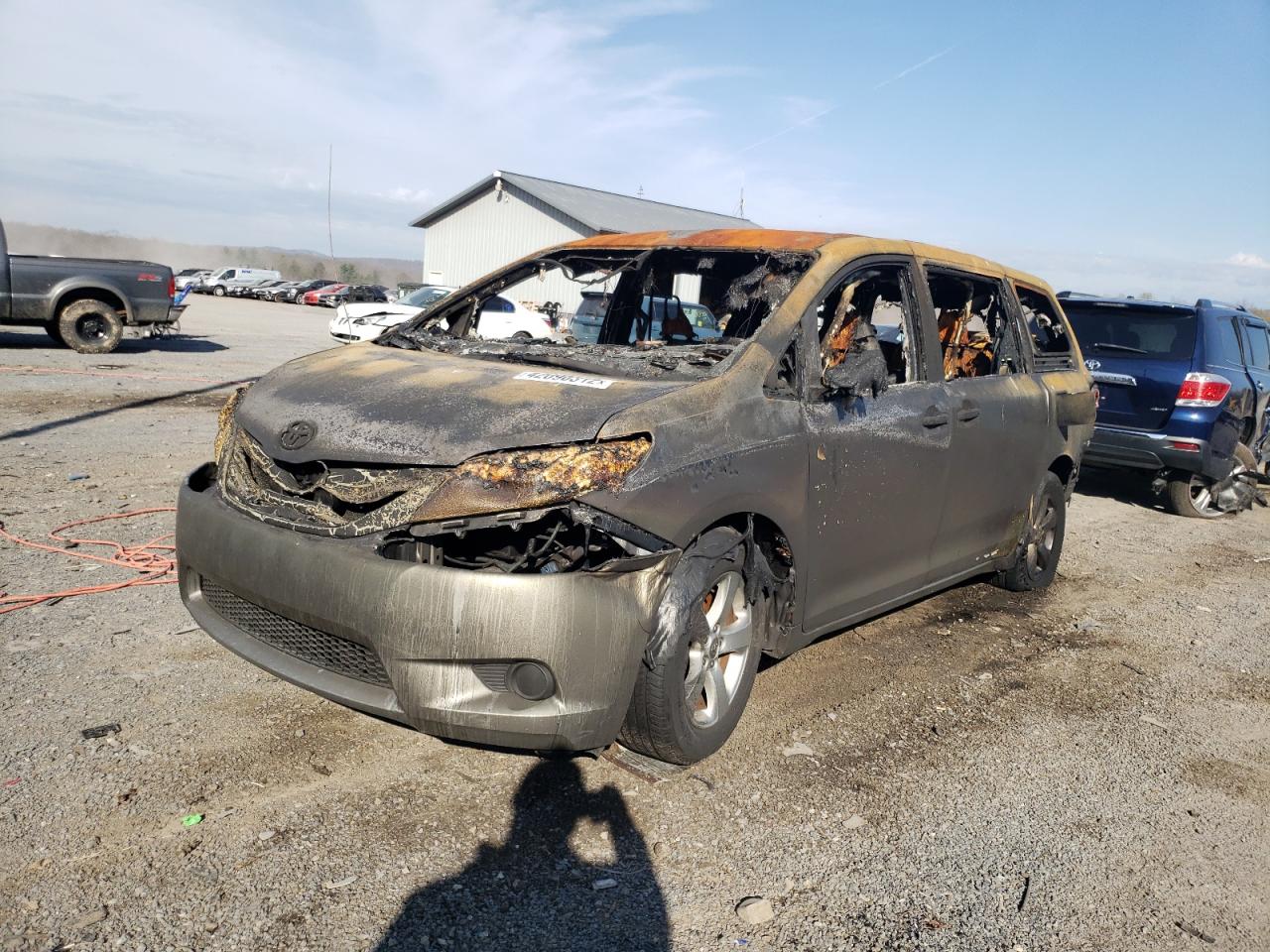 Foto 2 de la subasta – 2011 TOYOTA SIENNA BAS con VIN 5TDKA3DC4BS007089