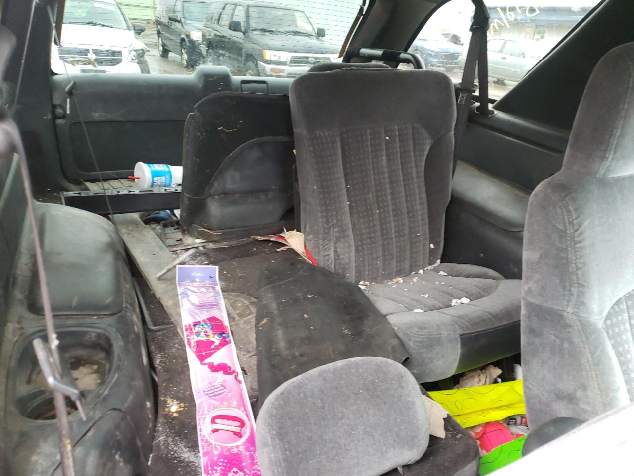 Photo 6 from auction – 2000 CHEVROLET BLAZER with VIN 1GNCT18W2YK272687