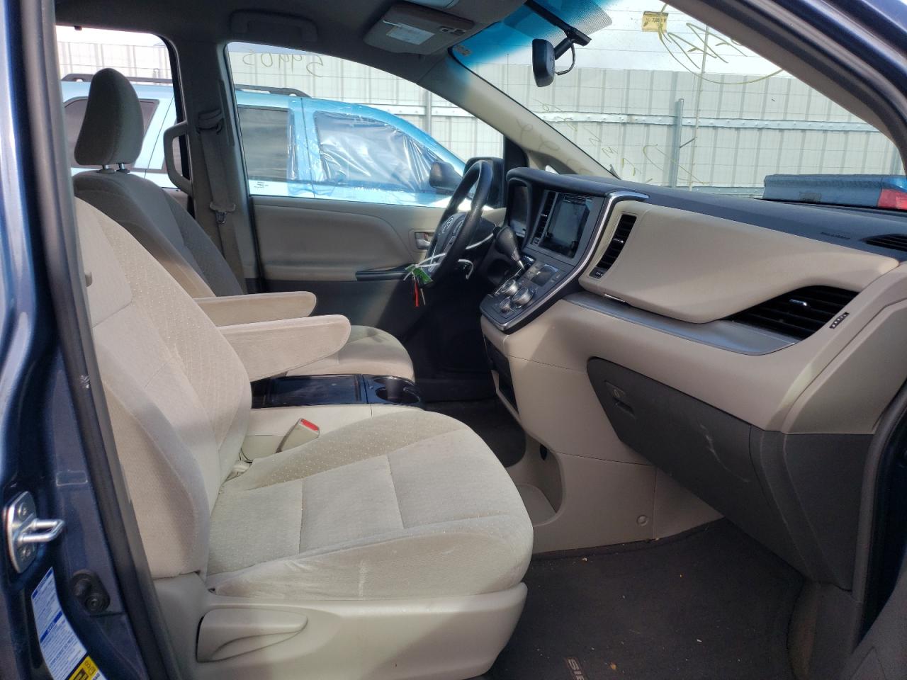 Photo 5 from auction – 2017 TOYOTA SIENNA LE with VIN 5TDJZ3DCXHS156992