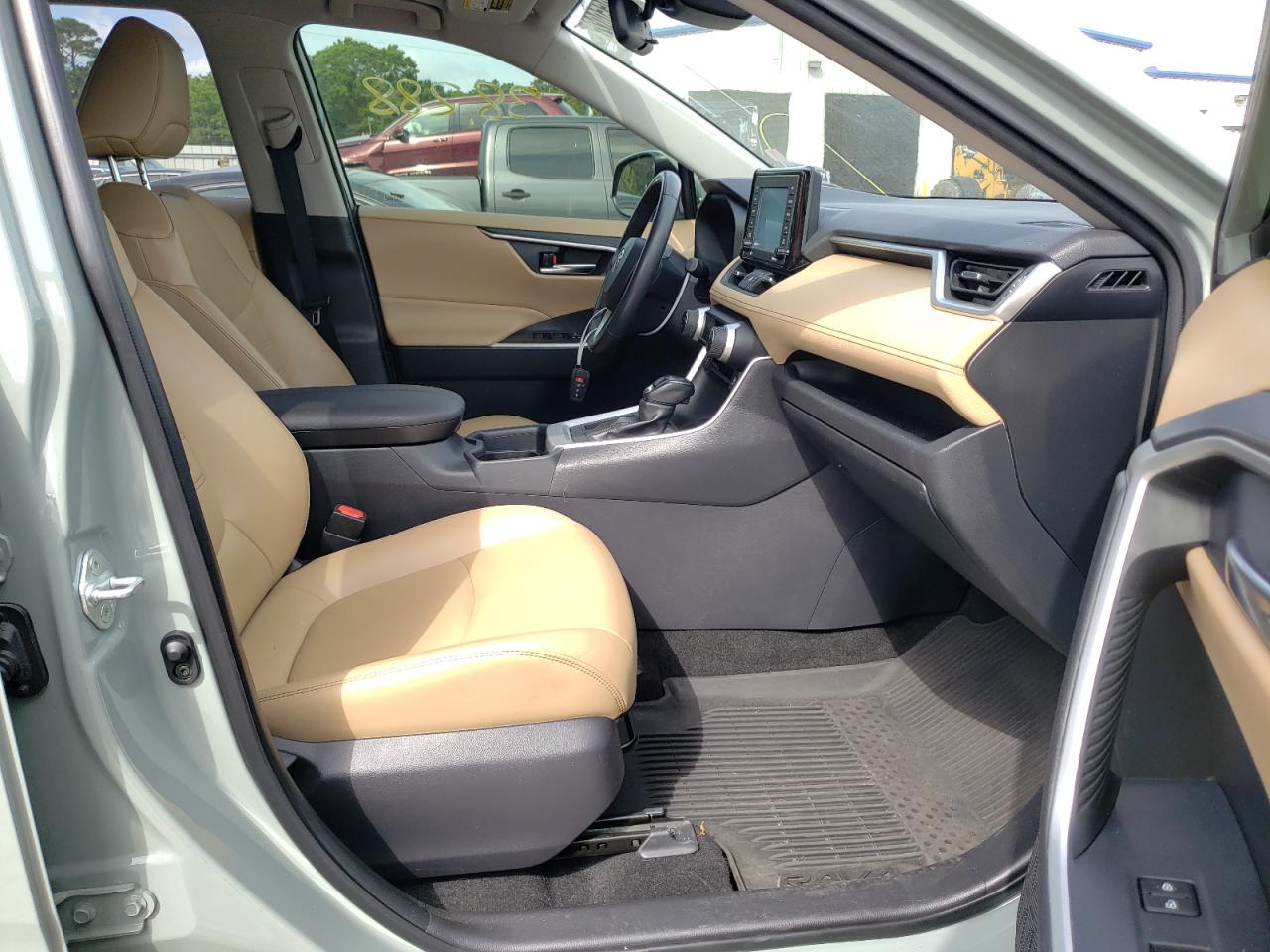 Photo 5 from auction – 2020 TOYOTA RAV4 XLE P with VIN JTMC1RFV3LD042970