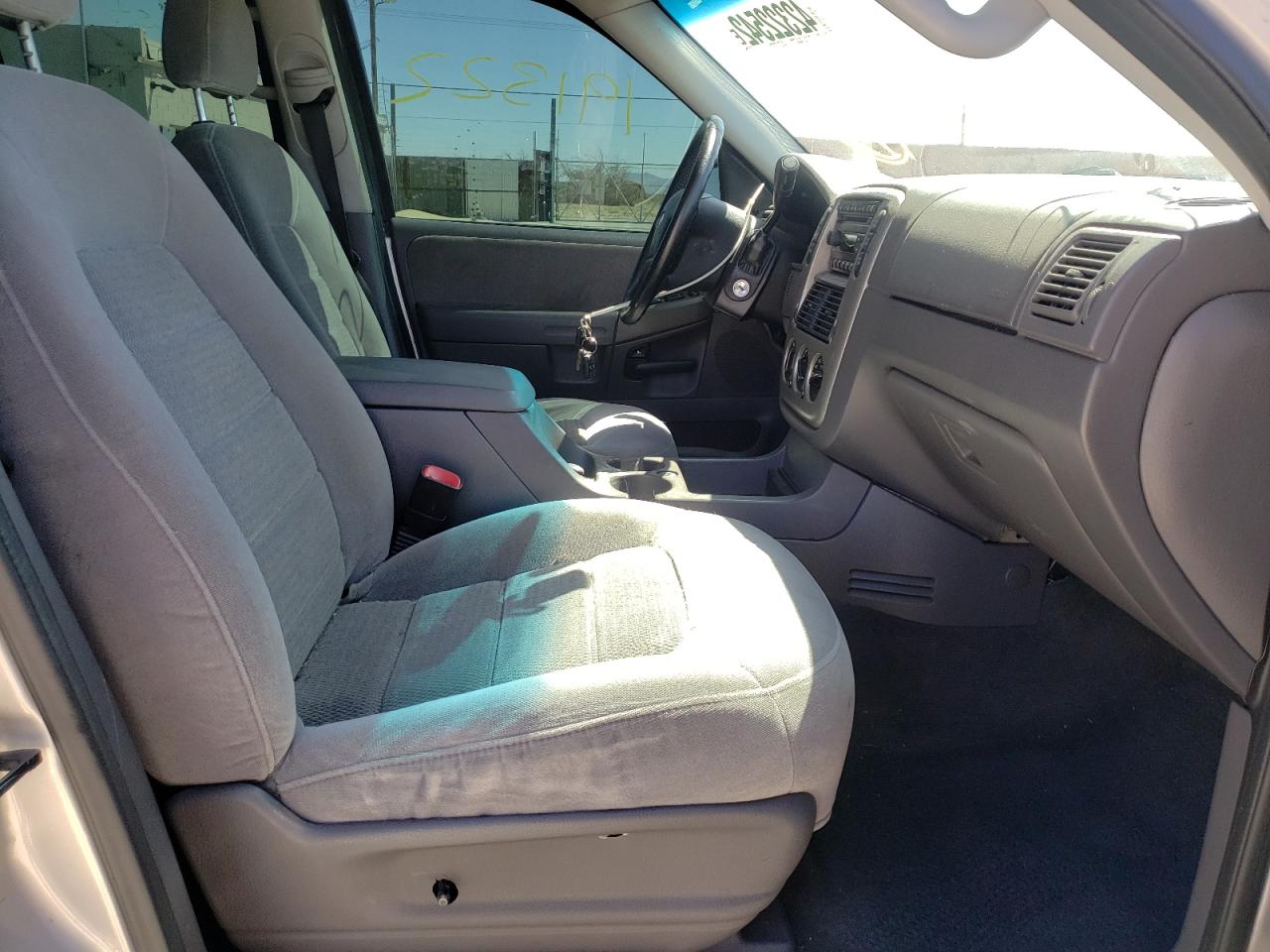 Photo 5 from auction – 2005 FORD EXPLORER X with VIN 1FMZU73K25UA81306