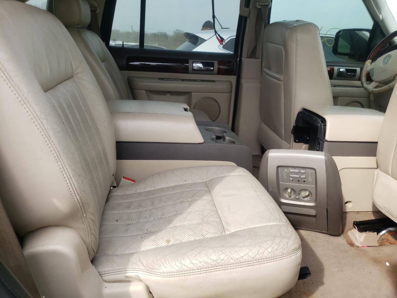Photo 6 from auction – 2004 LINCOLN NAVIGATOR with VIN 5LMFU27R74LJ01693