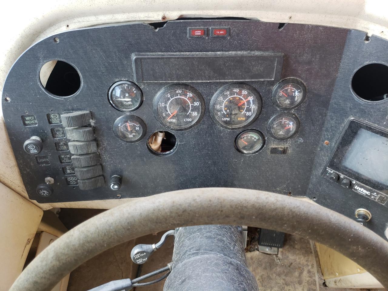 Photo 8 from auction – 1999 FREIGHTLINER CHASSIS X with VIN 4UZ6XFBC2XCF72968