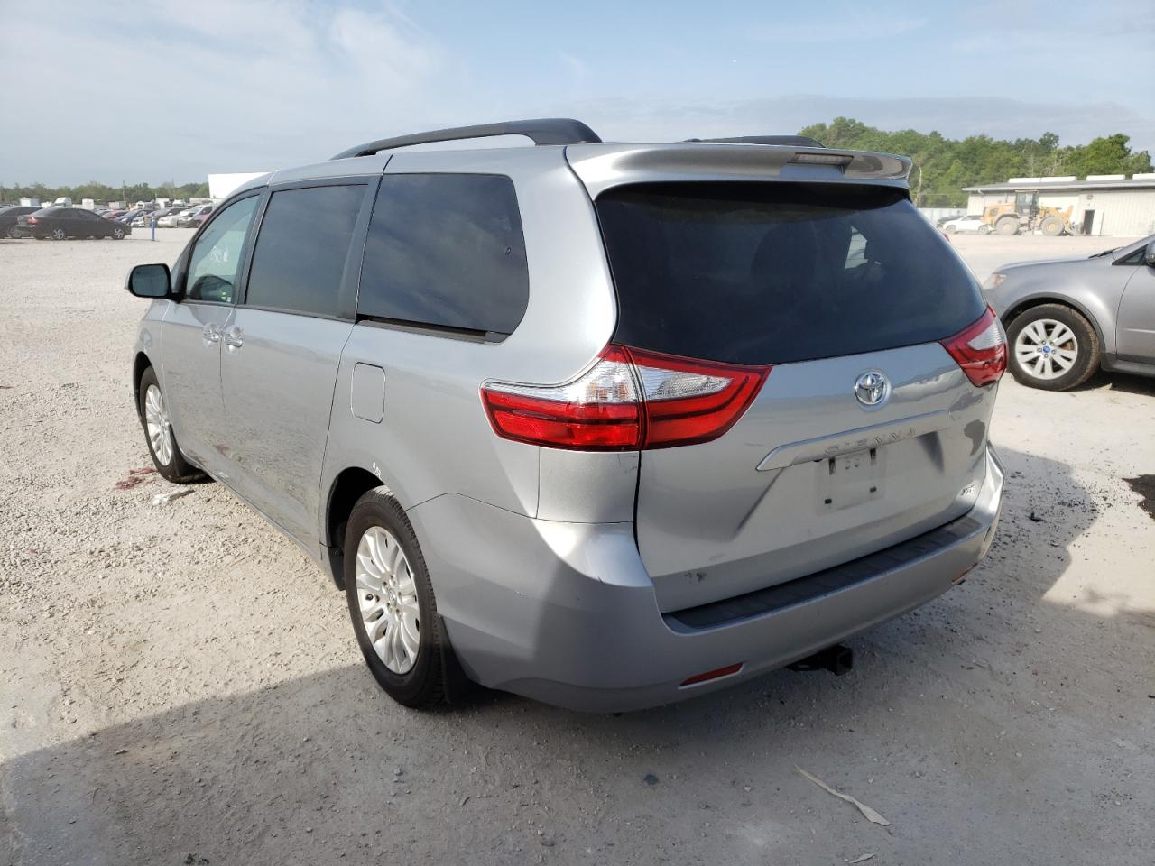 Photo 3 from auction – 2017 TOYOTA SIENNA XLE with VIN 5TDYZ3DC9HS769247