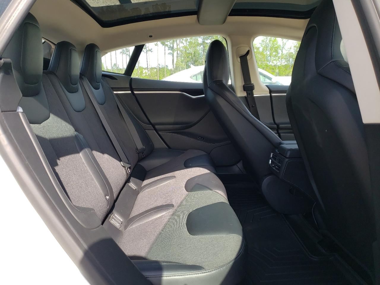 Photo 6 from auction – 2015 TESLA MODEL S 85 with VIN 5YJSA1H26FFP75771