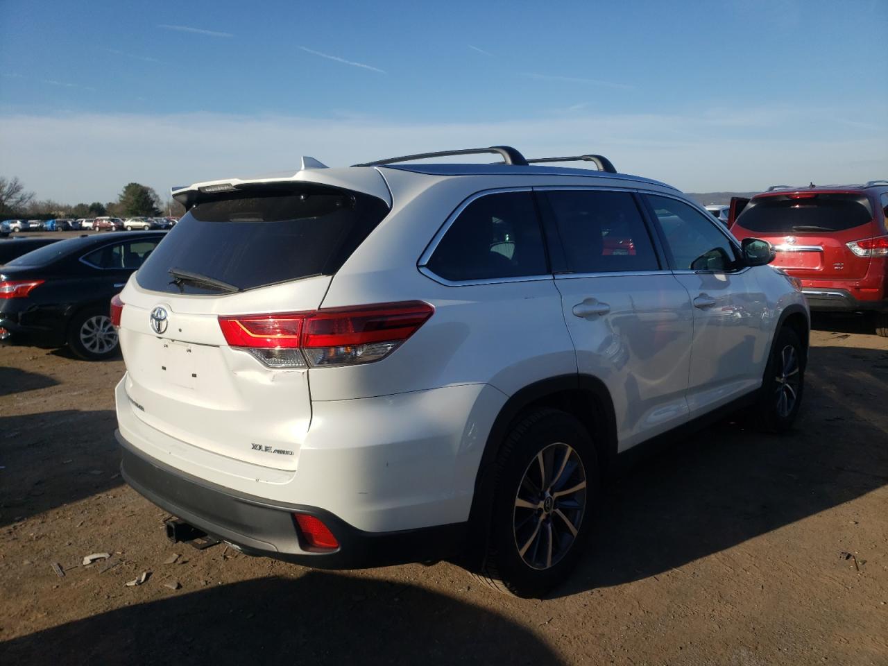 Photo 4 from auction – 2019 TOYOTA HIGHLANDER with VIN 5TDJZRFH9KS601046