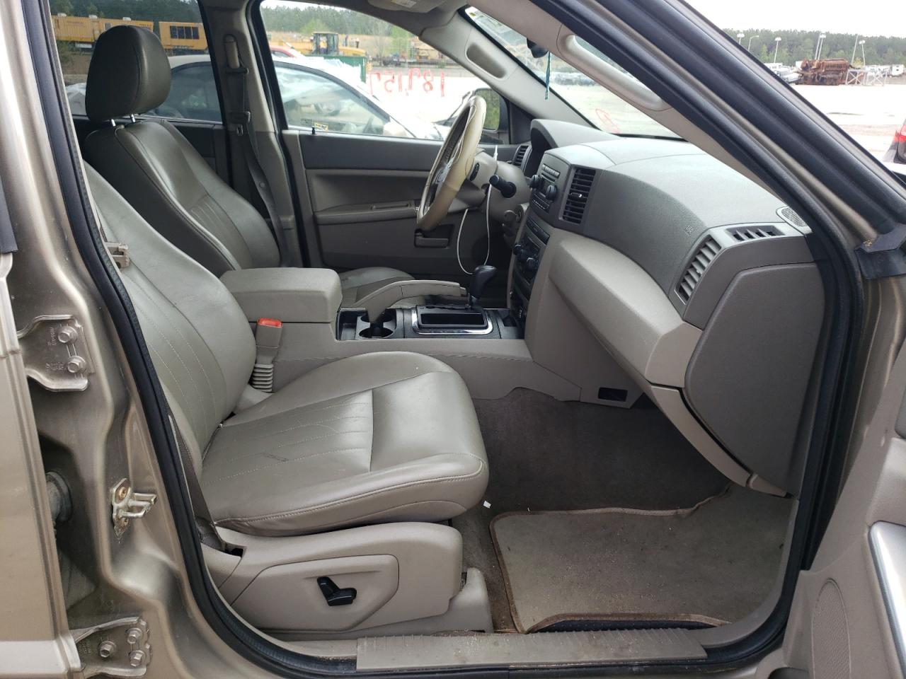 Photo 5 from auction – 2005 JEEP GRAND CHER with VIN 1J4GR48K15C670805