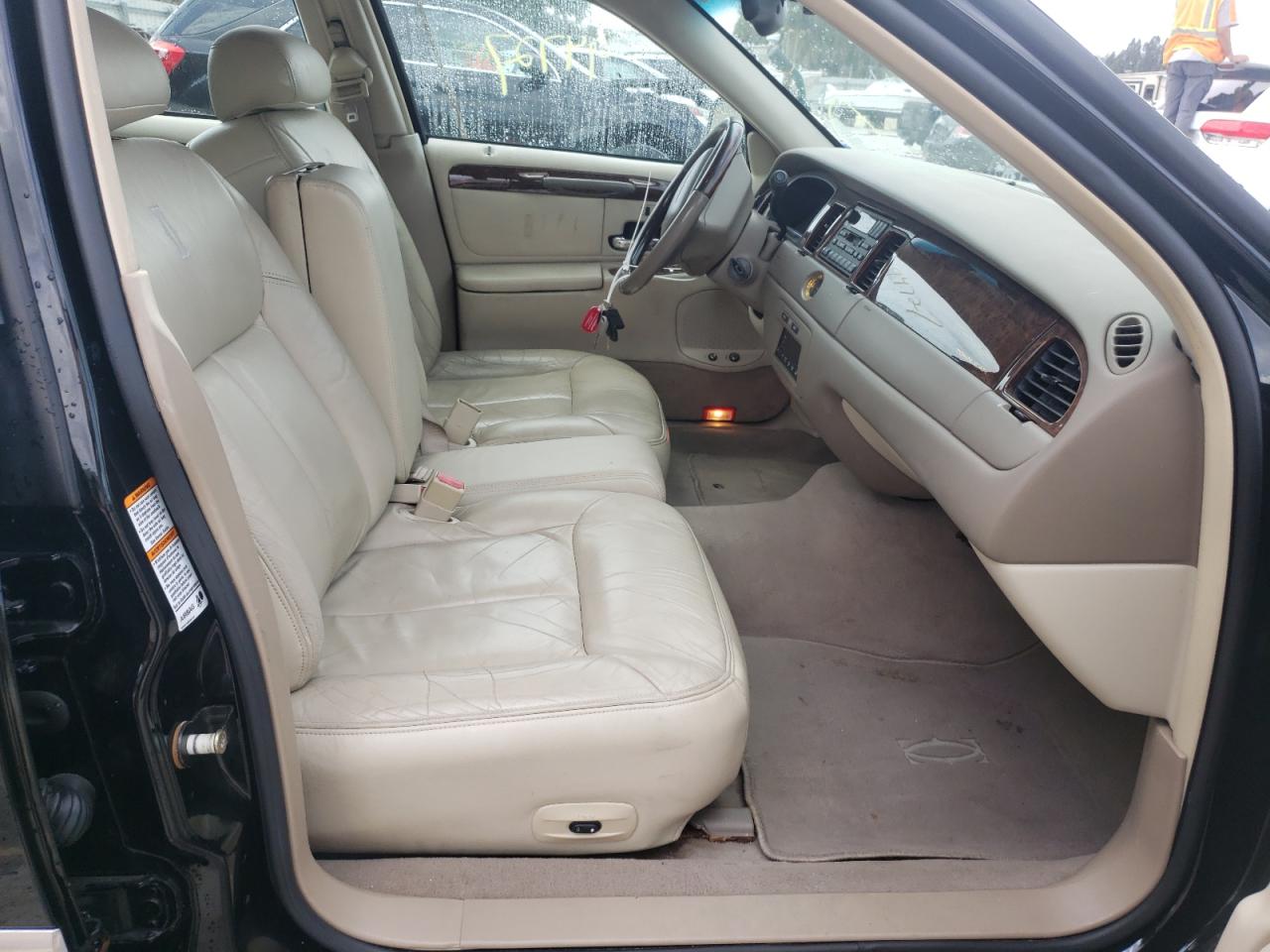 Photo 5 from auction – 2002 LINCOLN TOWN CAR C with VIN 1LNHM83W92Y619802