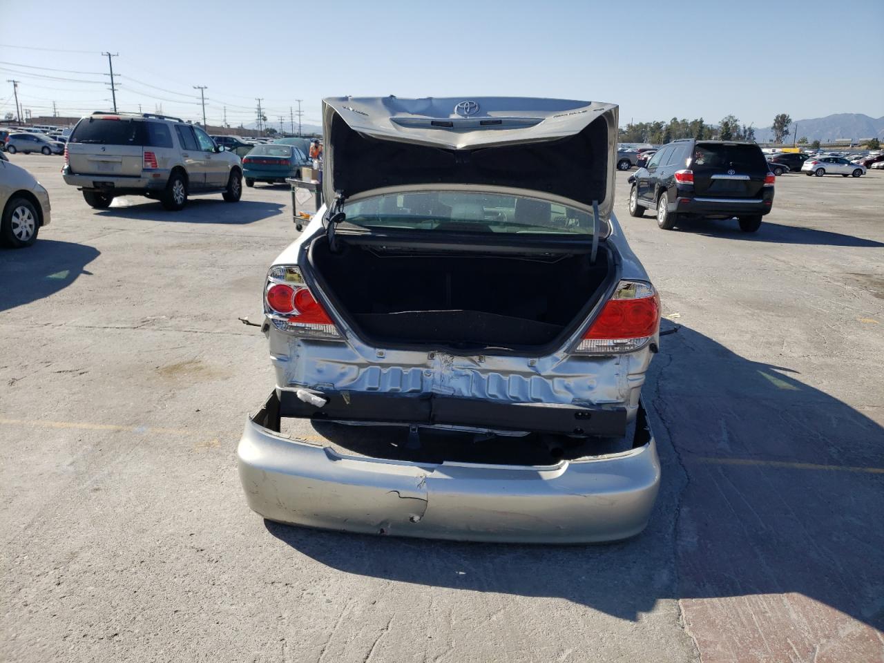 Photo 9 from auction – 2005 TOYOTA CAMRY LE with VIN 4T1BE32K35U522465