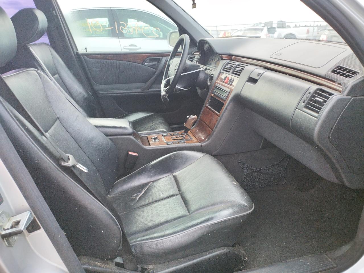 Photo 5 from auction – 2001 MERCEDES-BENZ E 320 with VIN WDBJF65J11B346649