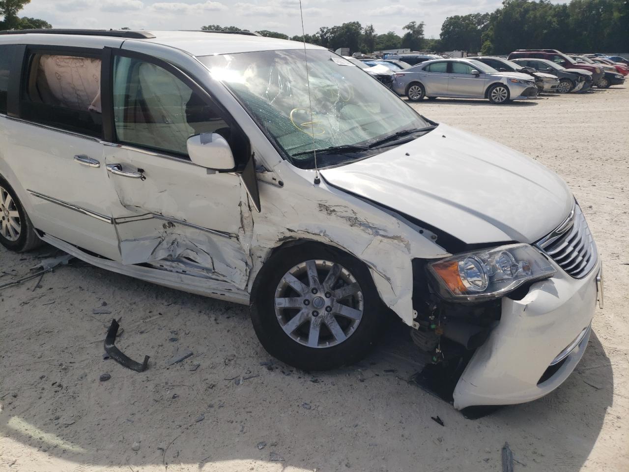 Photo 9 from auction – 2014 CHRYSLER TOWN & COU with VIN 2C4RC1BG2ER422833