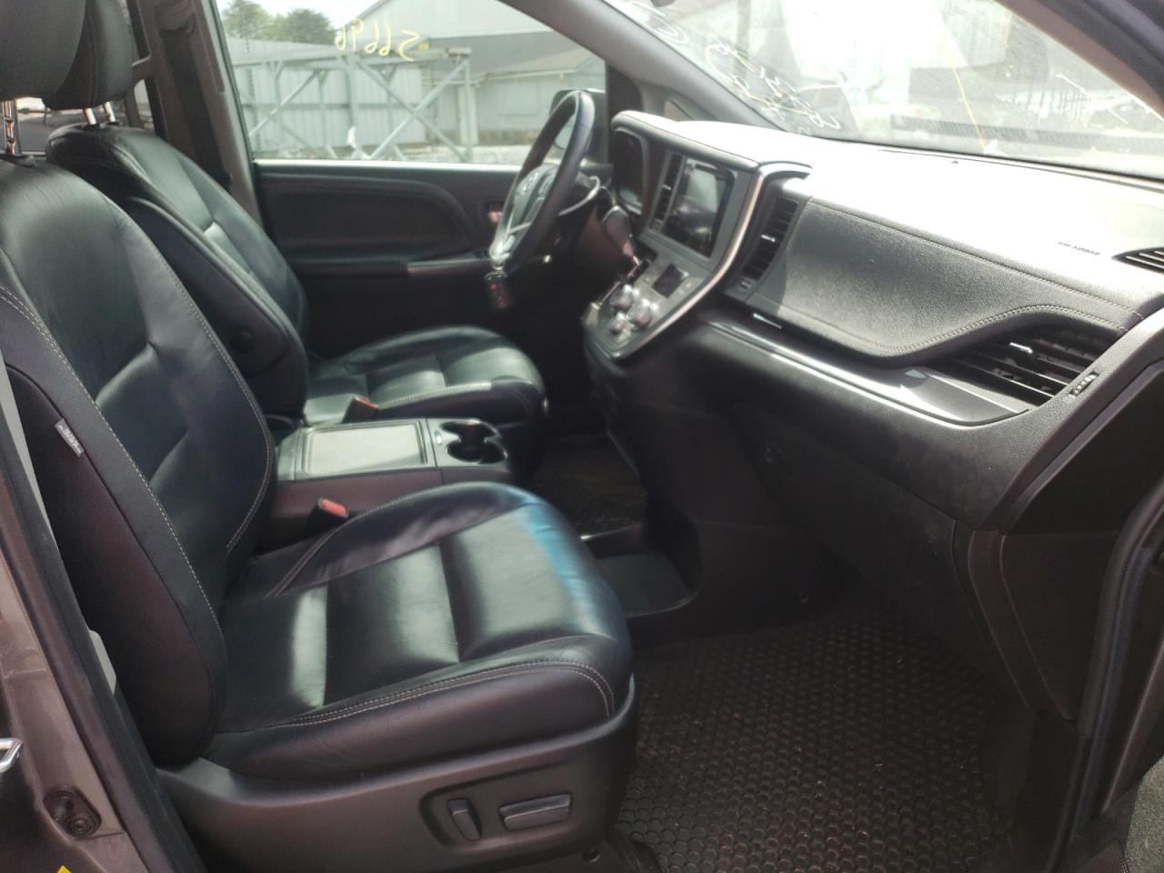 Photo 5 from auction – 2017 TOYOTA SIENNA SE with VIN 5TDXZ3DC4HS823128