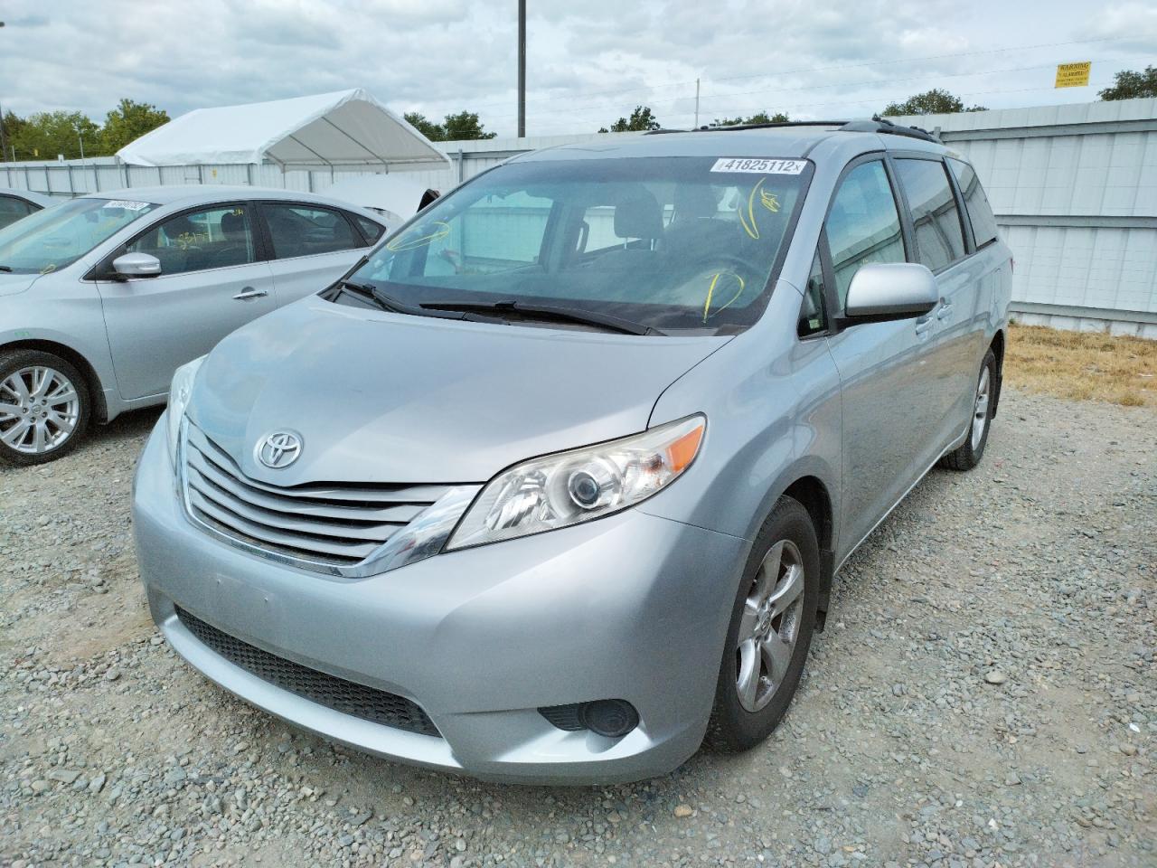 Photo 2 from auction – 2017 TOYOTA SIENNA LE with VIN 5TDKZ3DC5HS793437