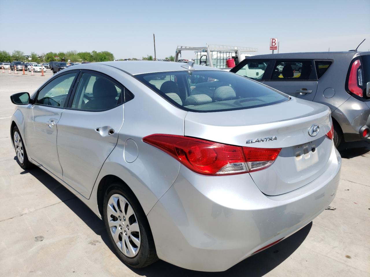 Photo 3 from auction – 2011 HYUNDAI ELANTRA GL with VIN 5NPDH4AE2BH047306