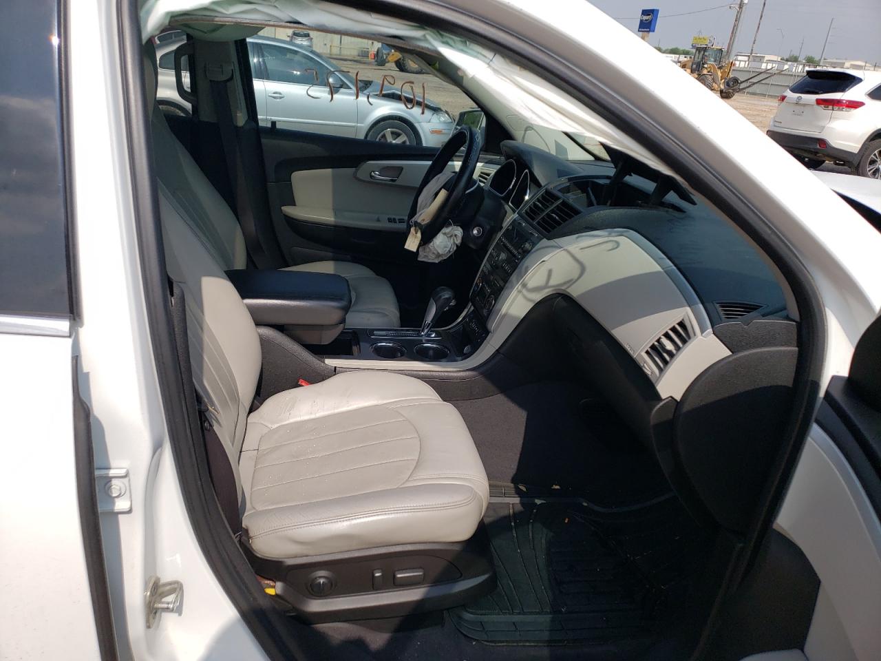 Photo 5 from auction – 2010 CHEVROLET TRAVERSE L with VIN 1GNLRHED8AS128545