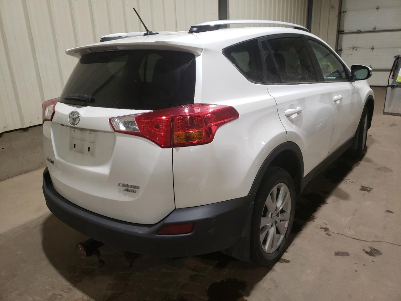 Photo 4 from auction – 2015 TOYOTA RAV4 LIMIT with VIN 2T3DFREV4FW247387