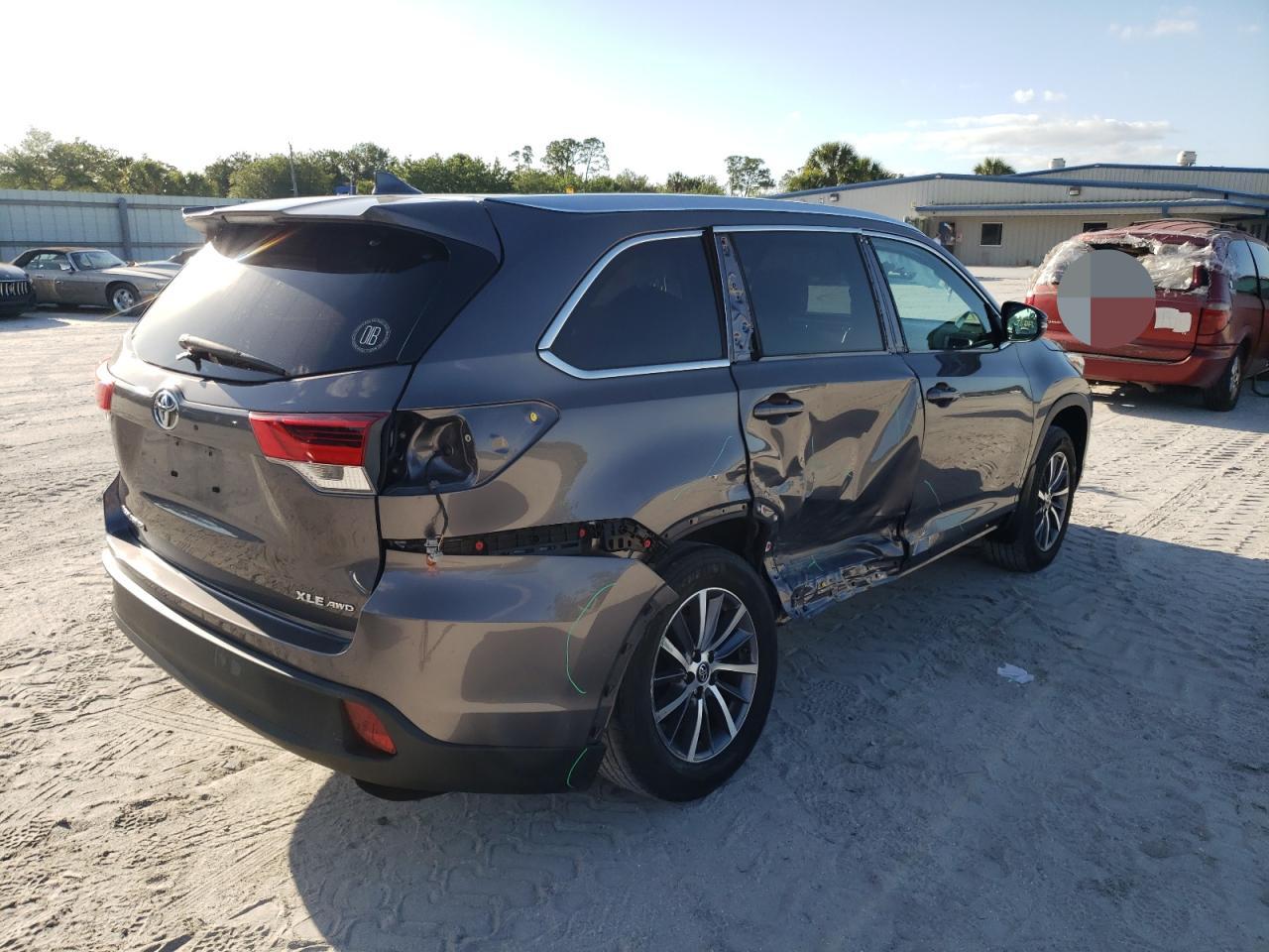 Photo 4 from auction – 2019 TOYOTA HIGHLANDER with VIN 5TDJZRFH8KS588290