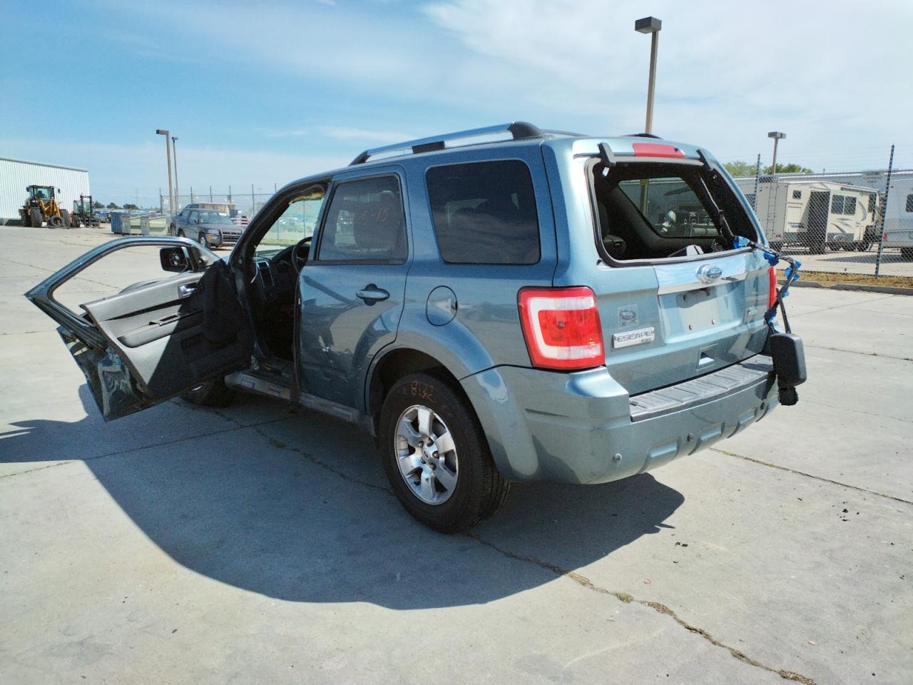 Photo 3 from auction – 2010 FORD ESCAPE LIM with VIN 1FMCU0EG4AKA31082