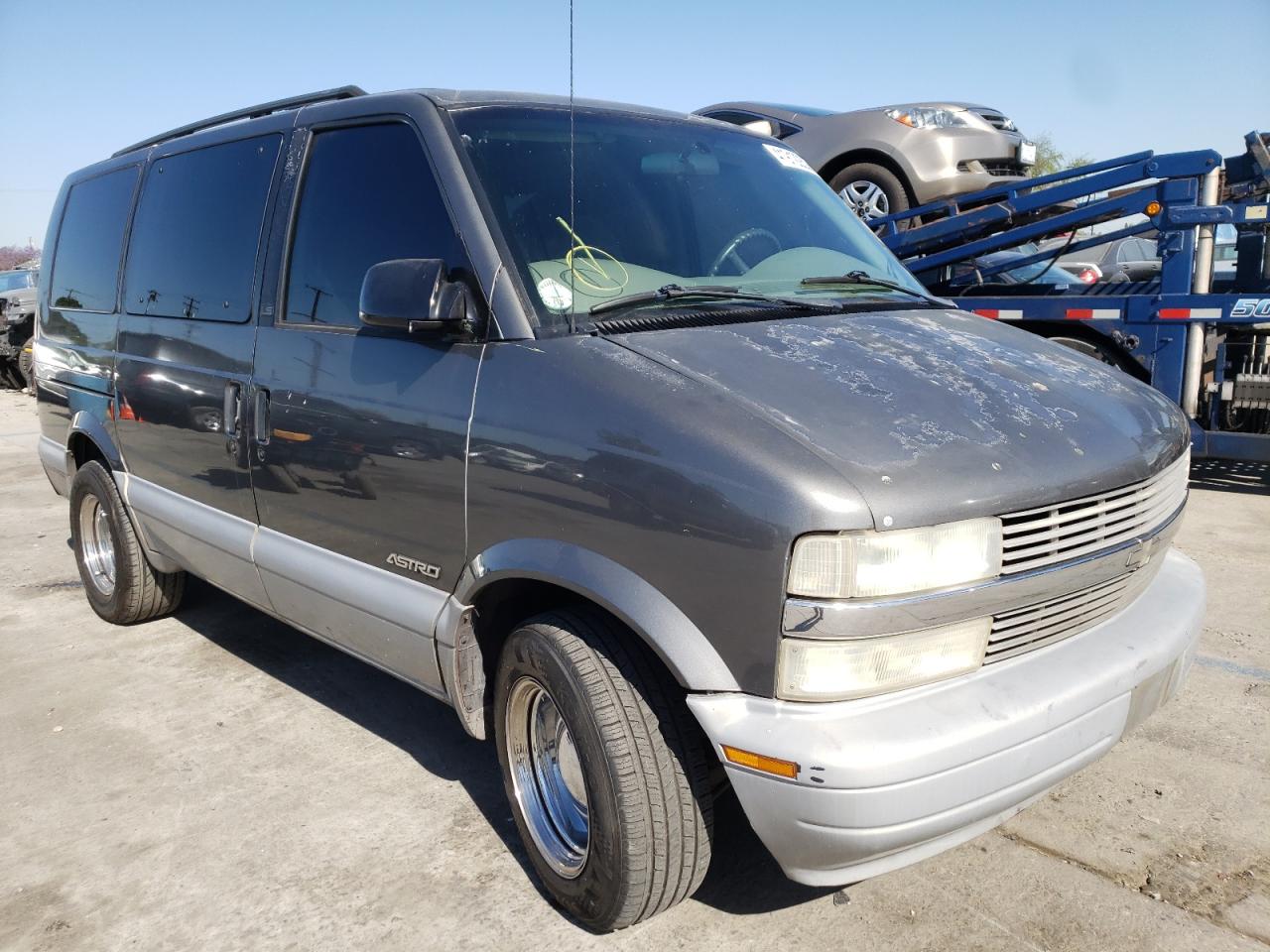 CHEVROLET ASTRO 2000 with VIN 1GNDM19W6YB220415 - Photo from auction