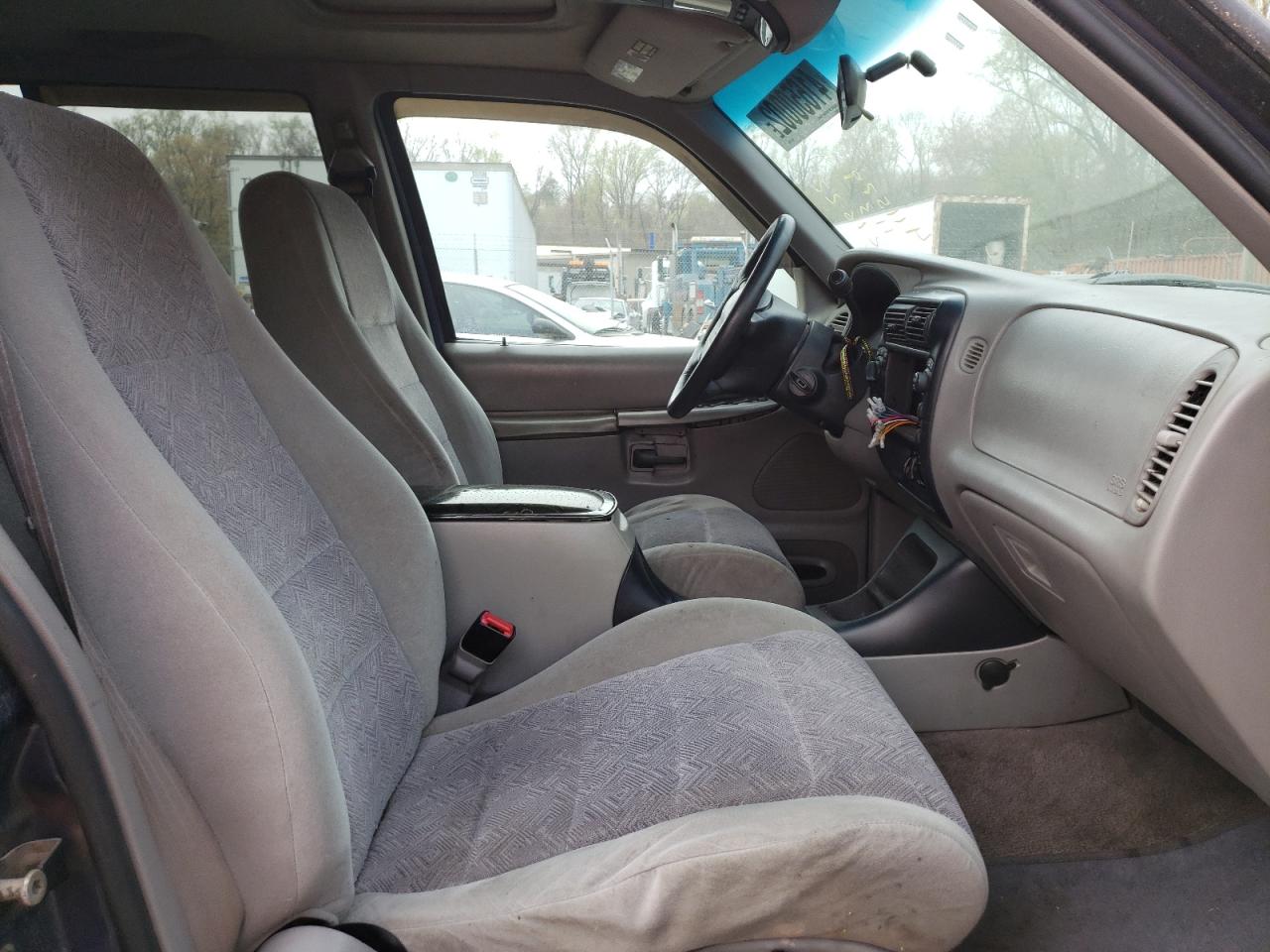 Photo 5 from auction – 2000 FORD EXPLORER X with VIN 1FMZU73E7YZA46830