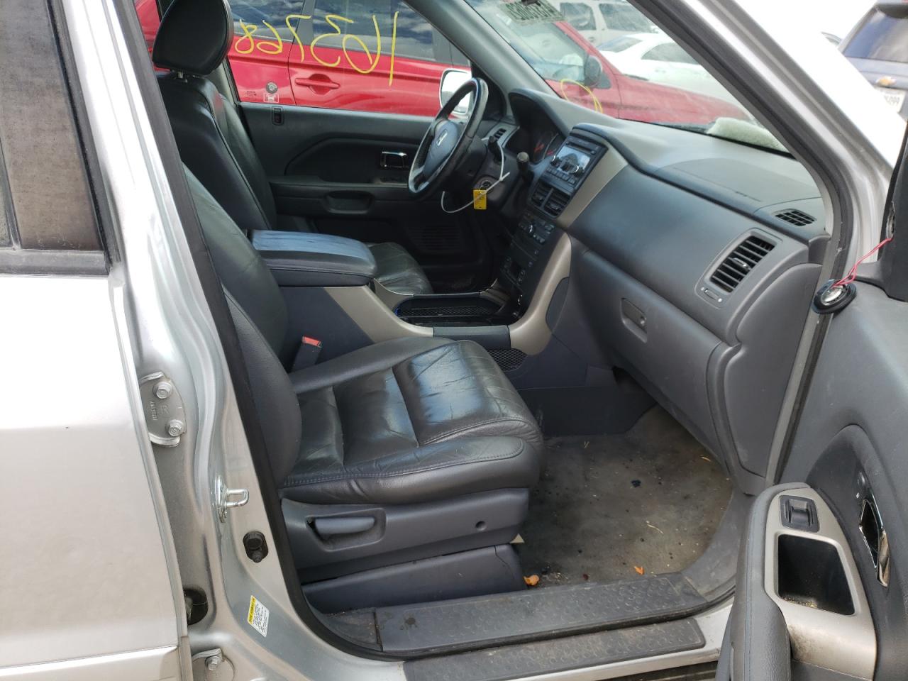 Photo 5 from auction – 2006 HONDA PILOT EX with VIN 2HKYF18696H560739