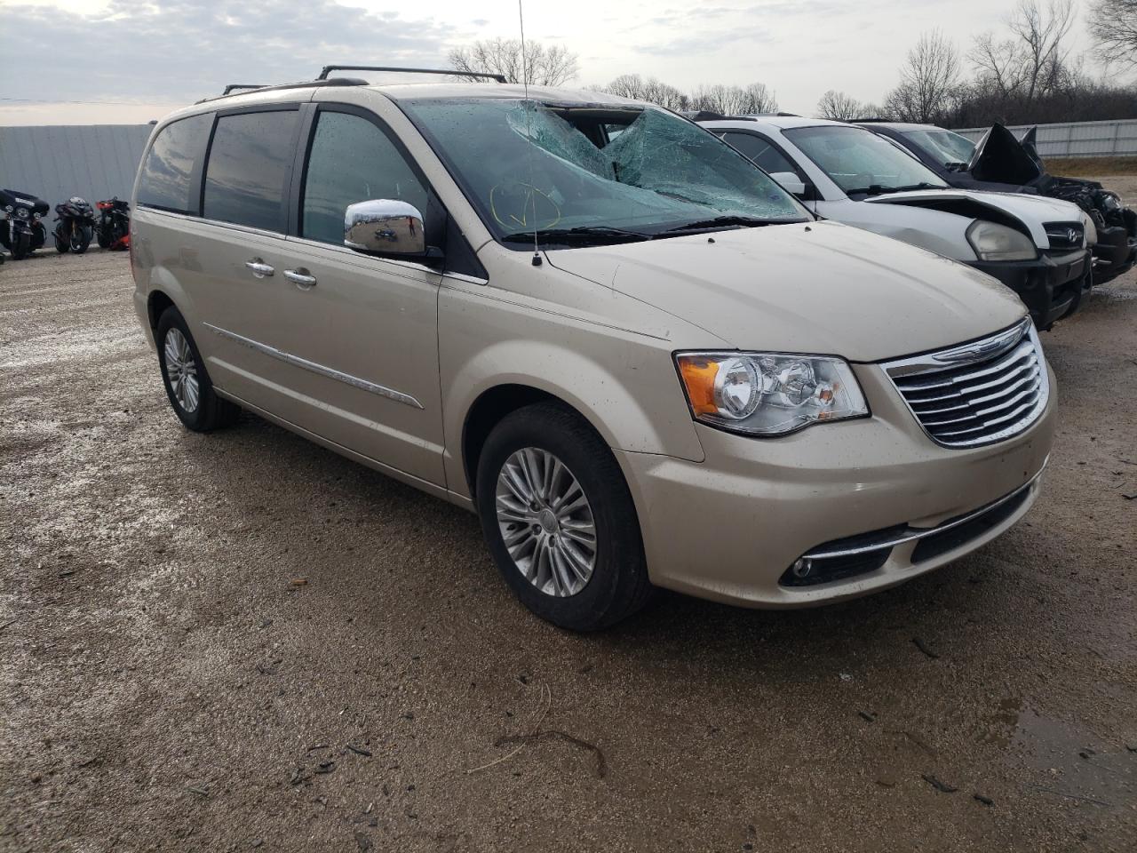 Photo 1 from auction – 2015 CHRYSLER TOWN & COU with VIN 2C4RC1CG2FR547170