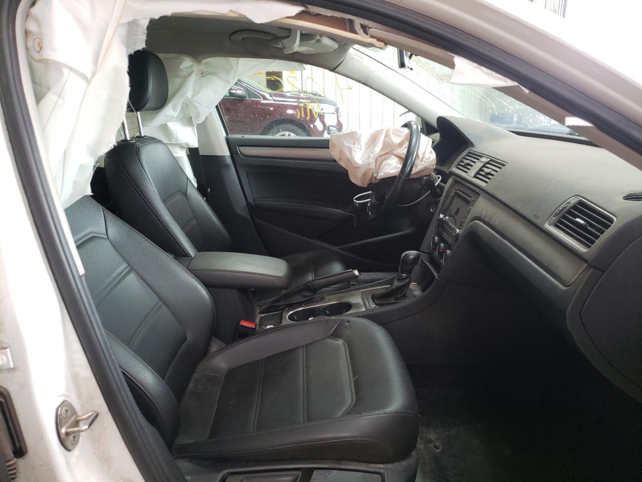 Photo 5 from auction – 2015 VOLKSWAGEN PASSAT SE with VIN 1VWBT7A34FC063561