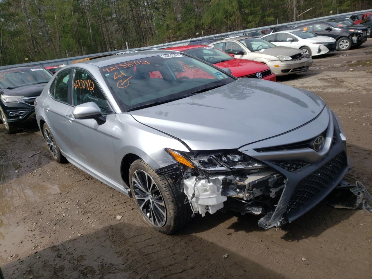 TOYOTA CAMRY SE 2020 with VIN 4T1G11AK2LU330412 - Photo from auction