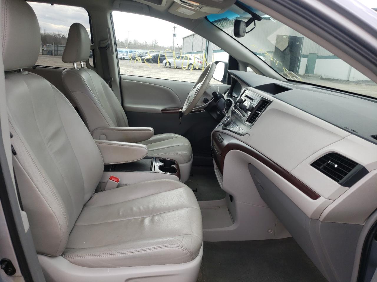 Photo 5 from auction – 2012 TOYOTA SIENNA XLE with VIN 5TDYK3DC0CS230044