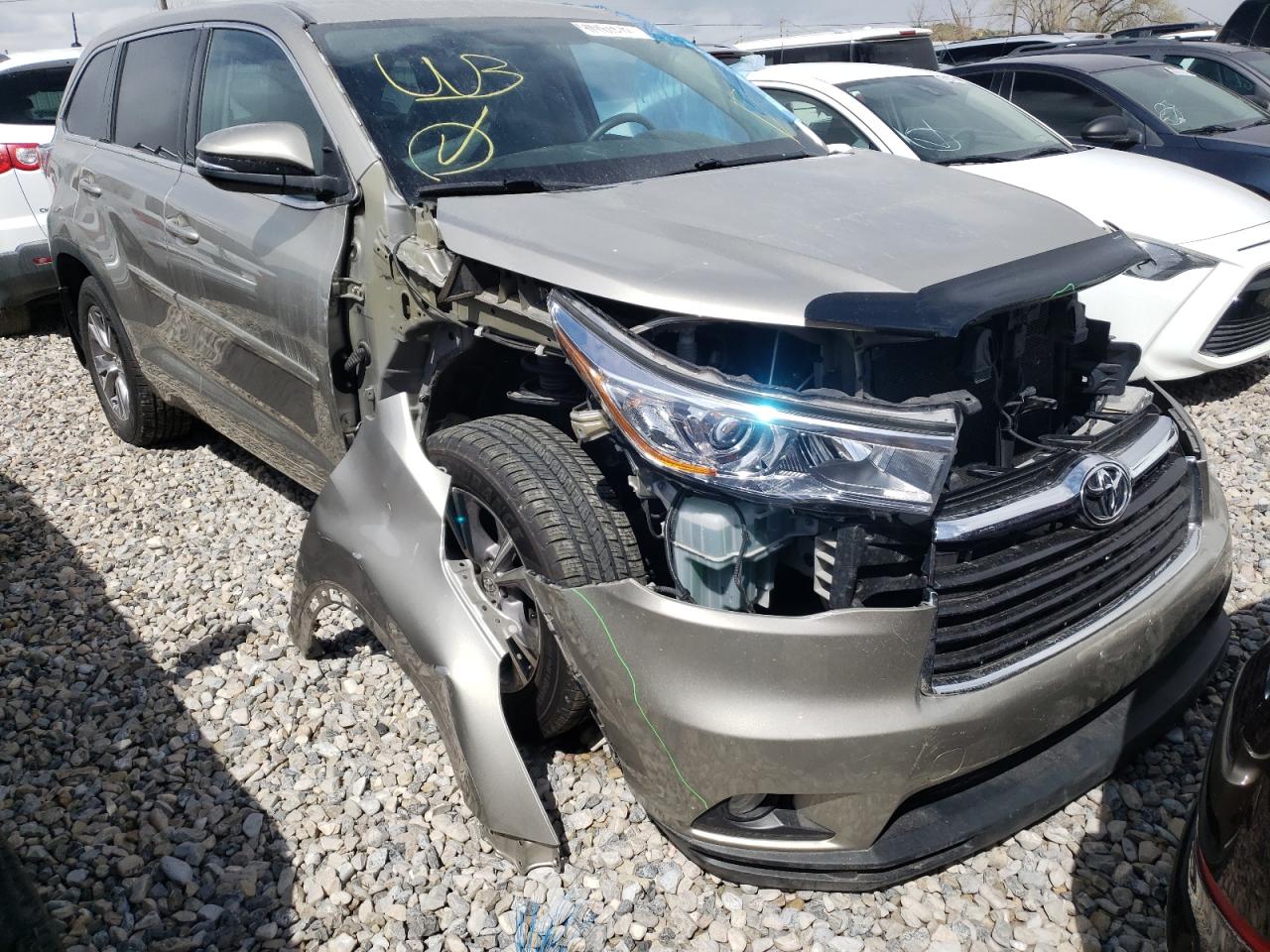 TOYOTA HIGHLANDER 2015 with VIN 5TDBKRFH9FS210221 - Photo from auction
