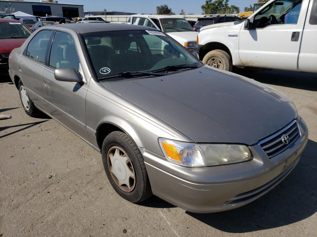 TOYOTA CAMRY CE 2000 with VIN 4T1BG22K4YU680175 - Photo from auction