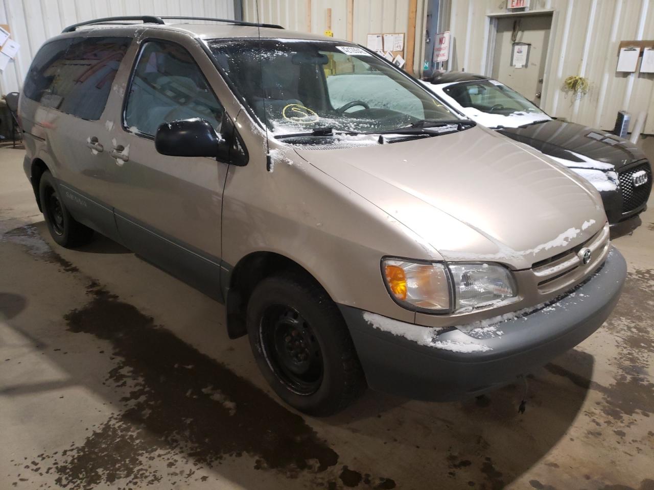 TOYOTA SIENNA CE 2000 with VIN 4T3ZF19C2YU295408 - Photo from auction