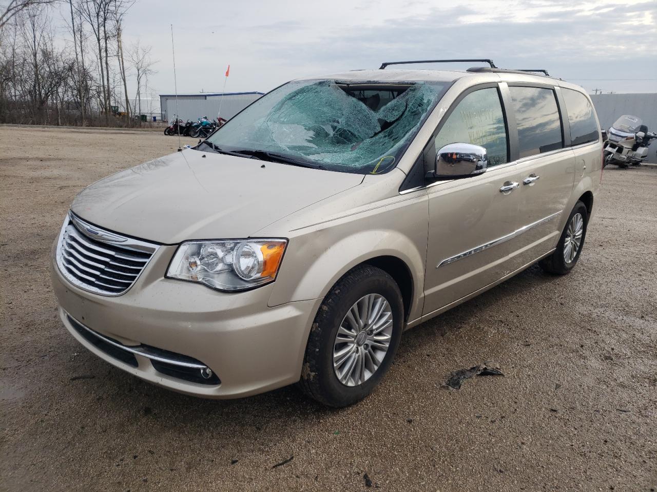Photo 2 from auction – 2015 CHRYSLER TOWN & COU with VIN 2C4RC1CG2FR547170