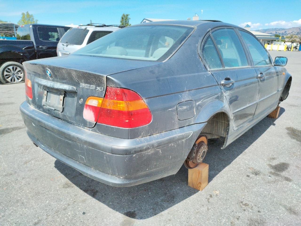 Photo 4 from auction – 2002 BMW 325 XI with VIN WBAEU33472PF69710