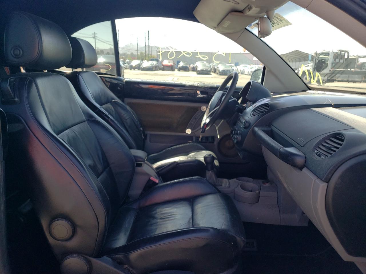 Photo 5 from auction – 2005 VOLKSWAGEN NEW BEETLE with VIN 3VWCD31Y85M301995