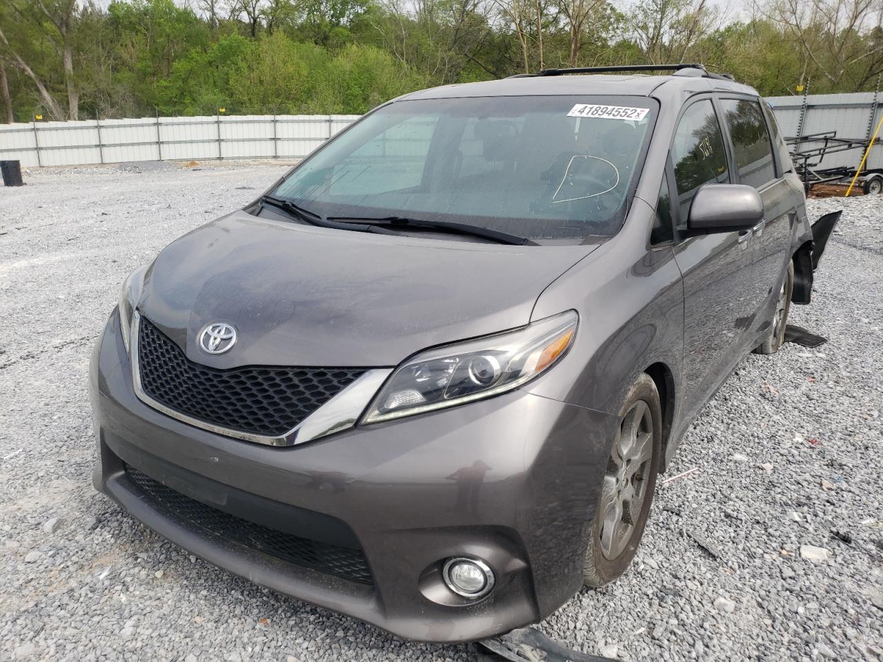 Photo 2 from auction – 2017 TOYOTA SIENNA SE with VIN 5TDXZ3DC4HS823128