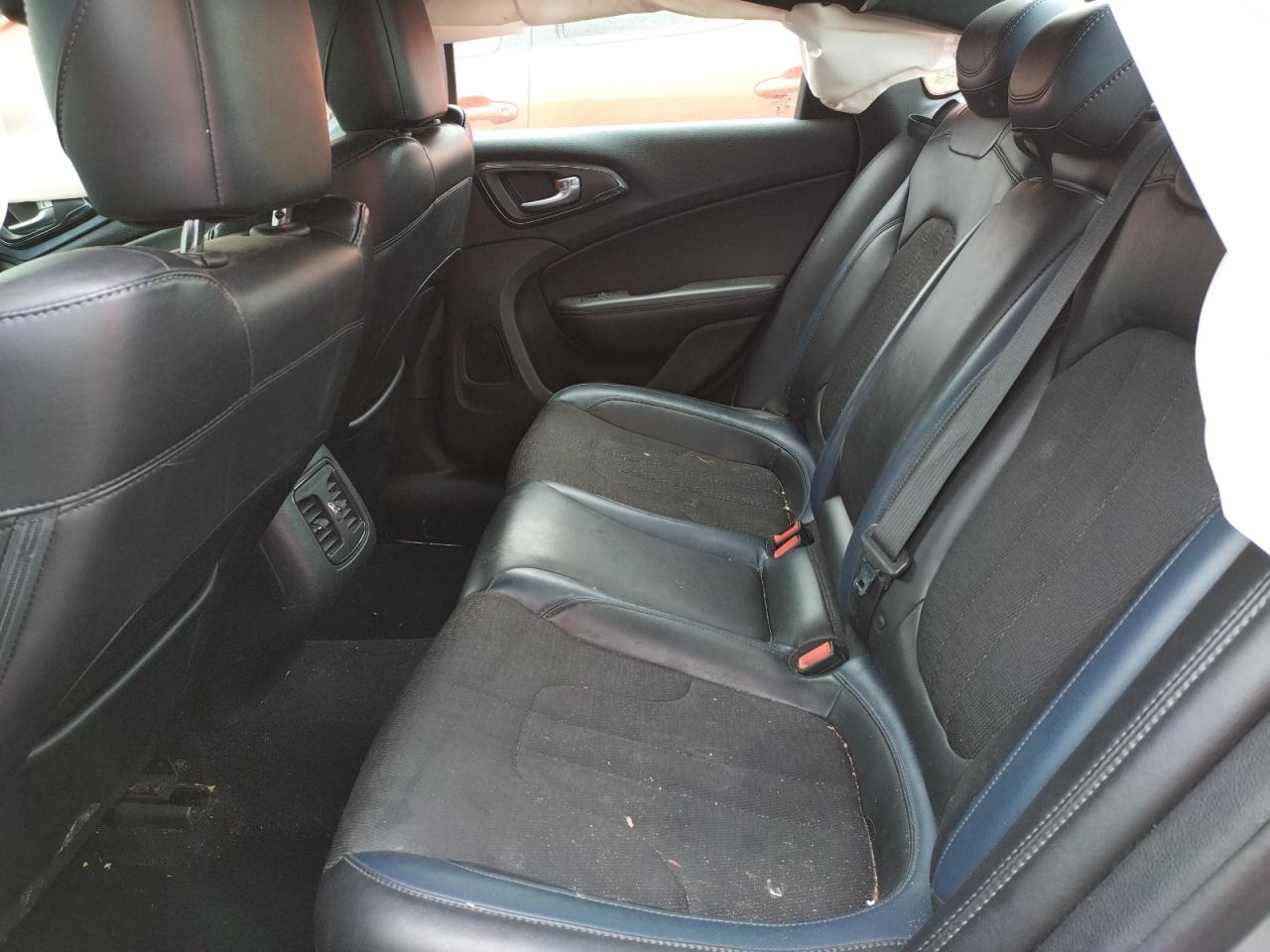 Photo 6 from auction – 2015 CHRYSLER 200 S with VIN 1C3CCCDG8FN610757
