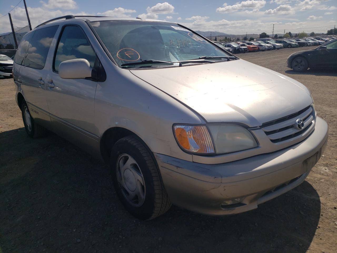 TOYOTA SIENNA LE 2002 with VIN 4T3ZF13C32U457207 - Photo from auction
